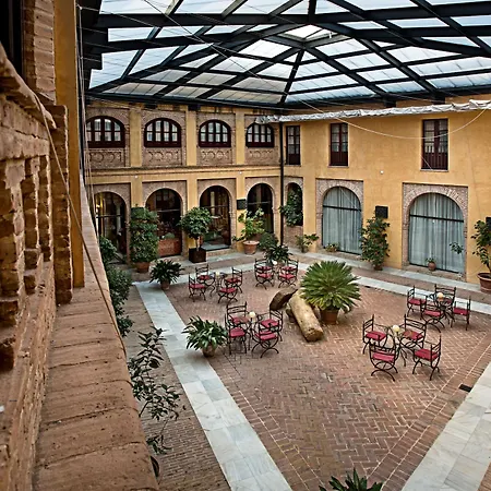 Отель Alcazar De La Reina